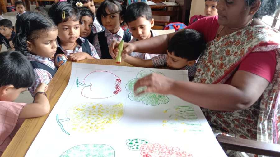 “Green Thumbs and Artistic Flair: Ladies Showcase Talents at Vibrant Ladies’ Finger Painting Competition!”